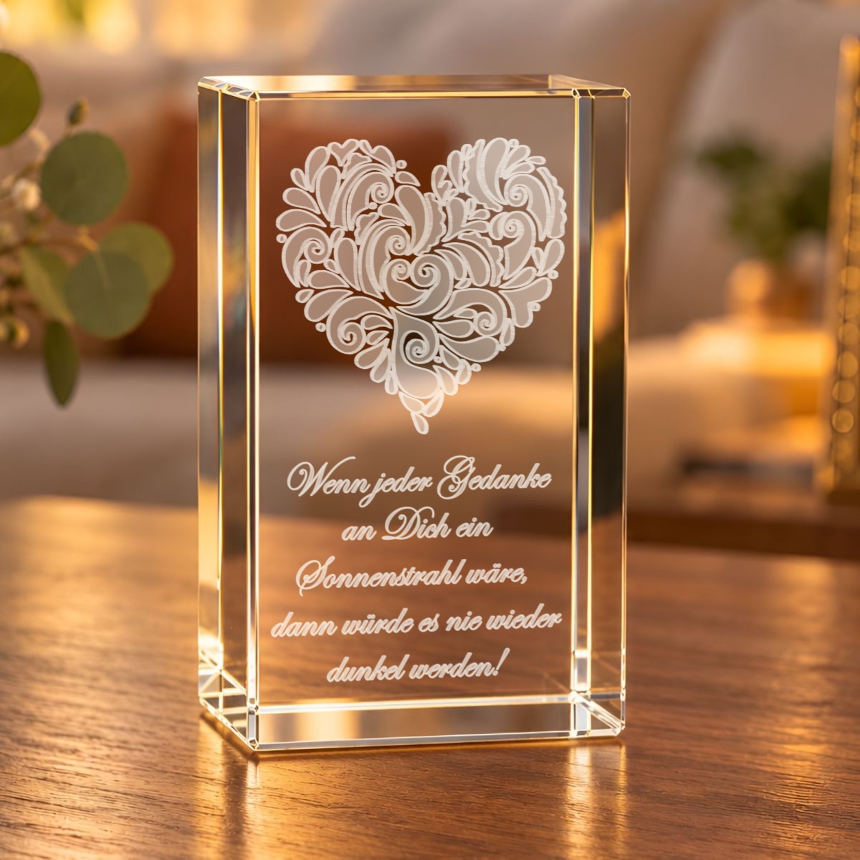 Glaskristall Herz mit verziertem Ornament-Herz und Spruch „Wenn jeder Gedanke an Dich ein Sonnenstrahl wäre“ auf einem Holztisch im Wohnraum