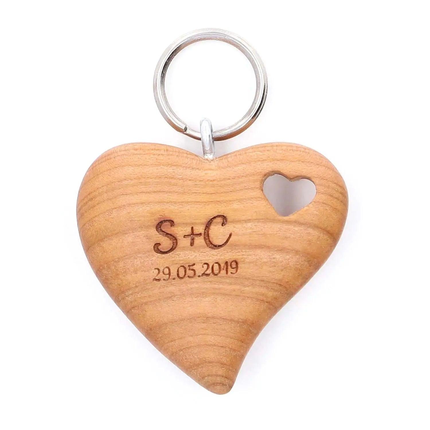 Holz Schlüsselanhänger "Herz in Herz" mit Gravur - personalisiert