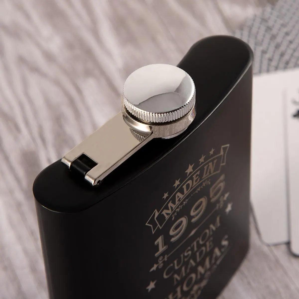 Schwarzer Flachmann mit Gravur 200 ml aus Edelstahl - personalisiertes Geschenk mit edler Optik
