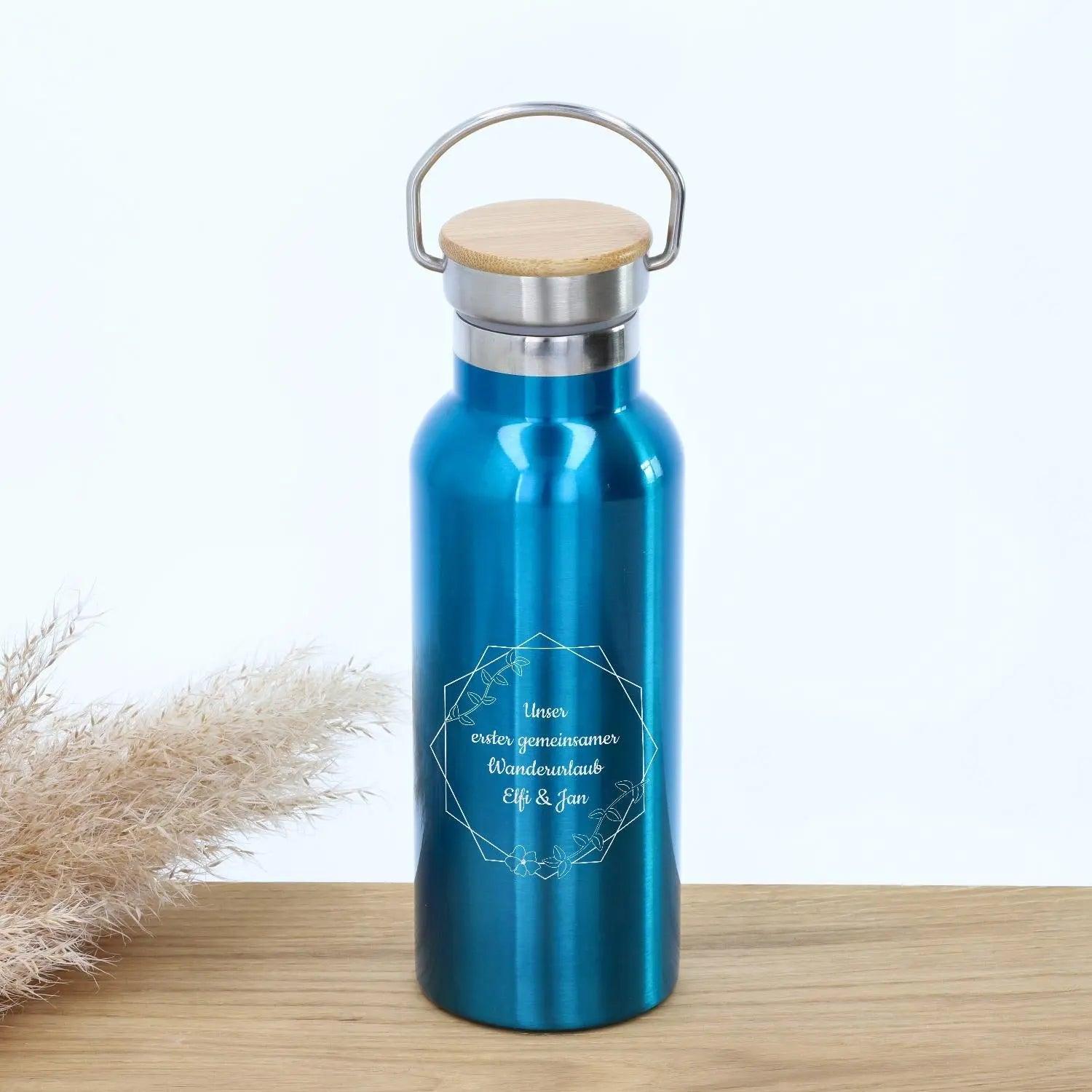 Trinkflasche personalisiert mit Bambus-Deckel in metallic hellblau (500 ml)