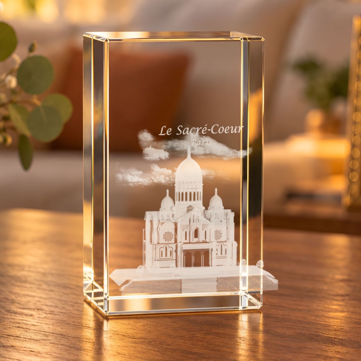 3D-Glaskristall Sacré-Coeur mit Laserinnengravur der Basilika in Paris auf einem Holztisch im Wohnzimmer