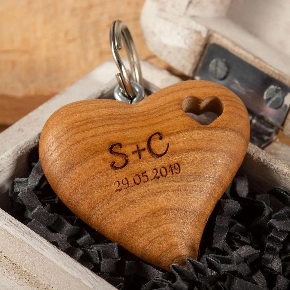 Holz Schlüsselanhänger "Herz in Herz" mit Gravur - personalisiert