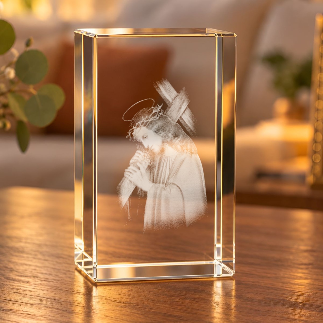 Glaskristall Jesus trägt das Kreuz mit 3D-Laserinnengravur auf einem Holztisch im Wohnzimmer