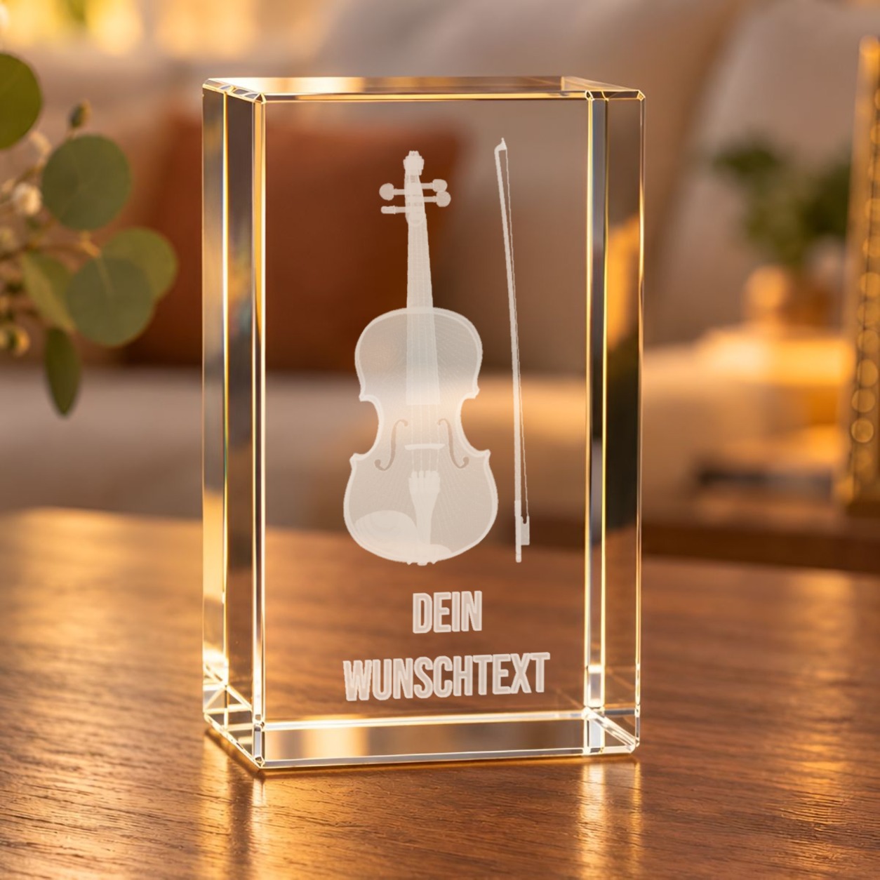 Glaskristall Violine mit Wunschtext auf einem Holztisch im Wohnzimmer, Violine mit Bogen als 3D-Laserinnengravur im Glasquader