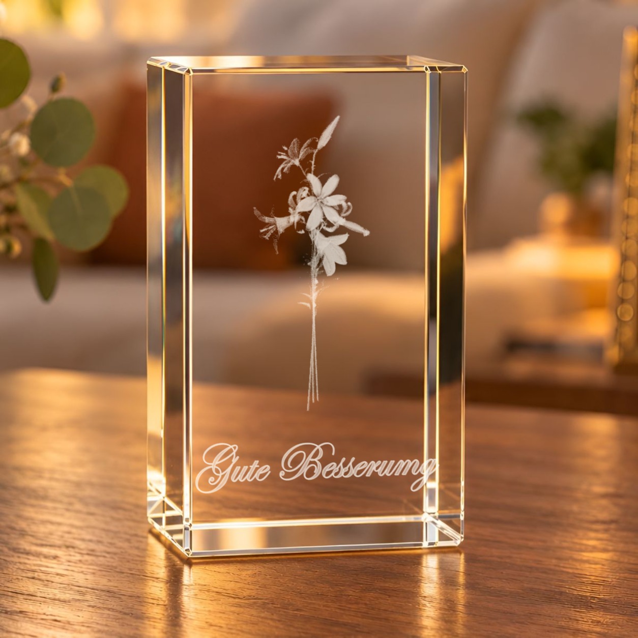 Glaskristall Gute Besserung mit gravierten Lilien und Schriftzug auf einem Holztisch im Wohnzimmer