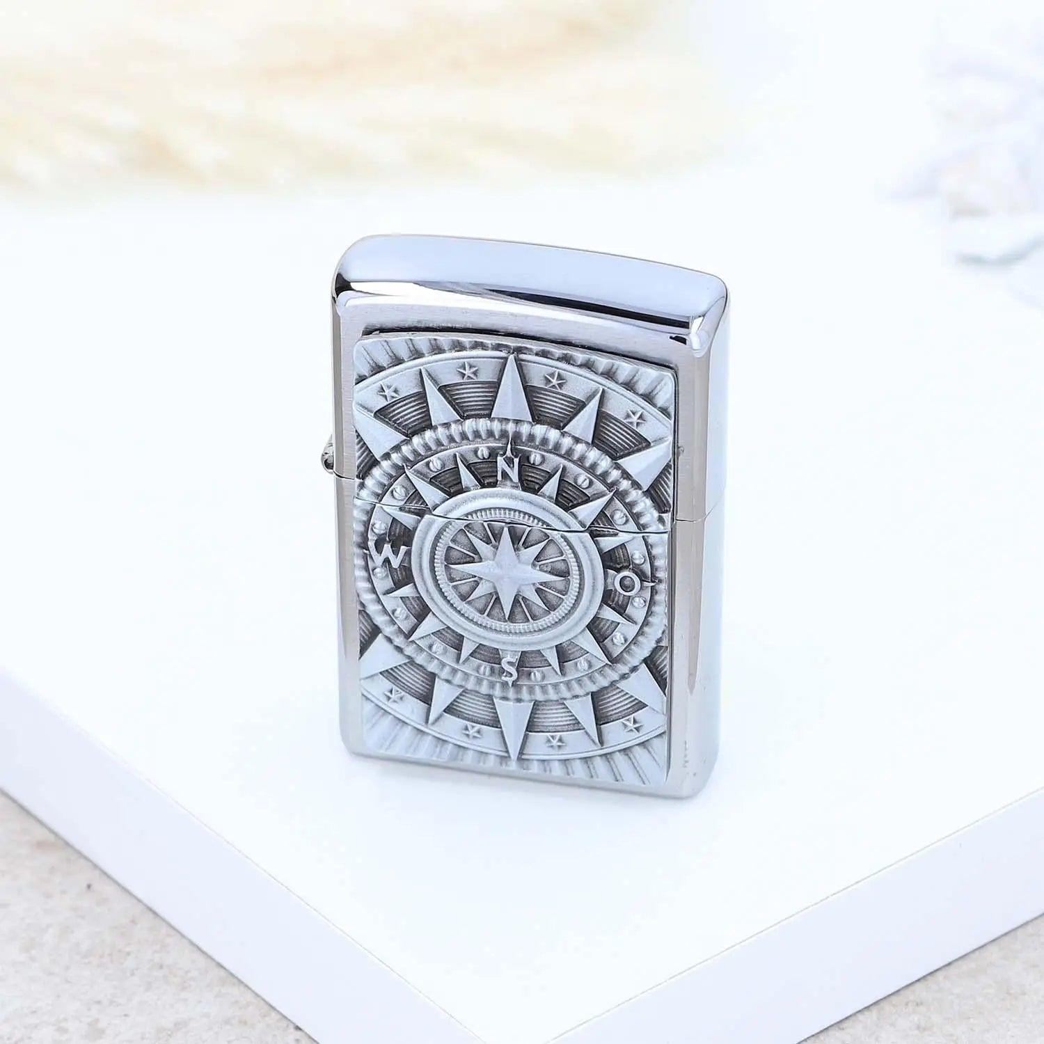 Premium Zippo Kompass mit Gravur - originales windfestes Benzinfeuerzeug