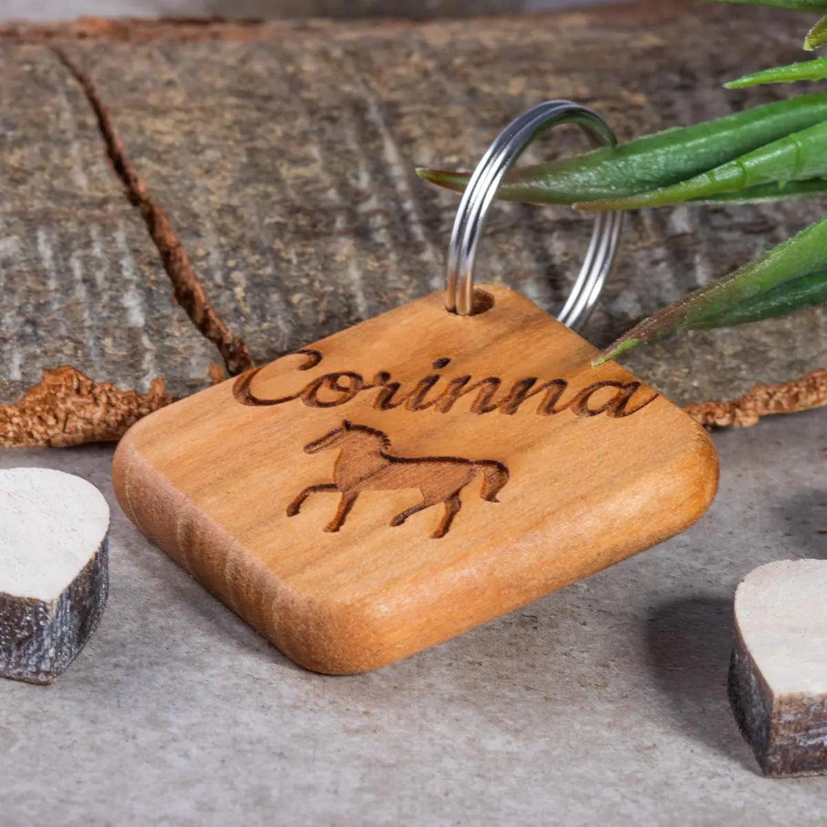 Holz Schlüsselanhänger mit Gravur aus Kirsche - personalisiert