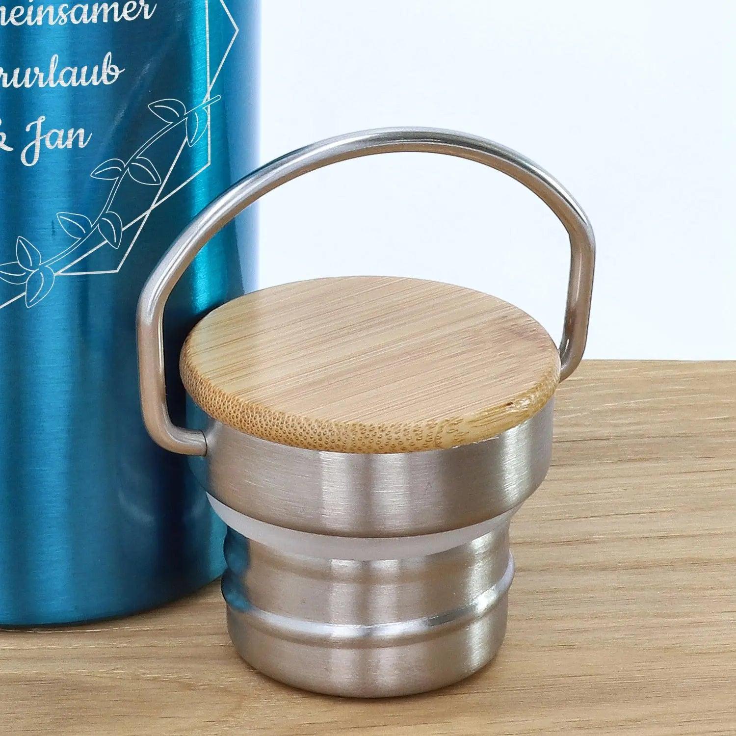 Trinkflasche personalisiert mit Bambus-Deckel in metallic hellblau (500 ml)
