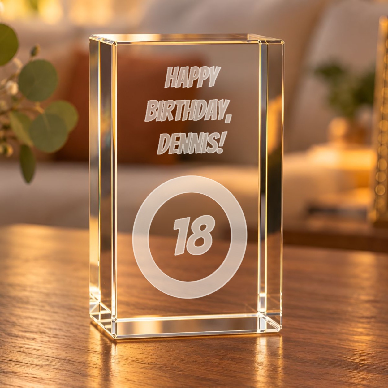 Glaskristall Geburtstag mit Verkehrszeichen-Motiv und Wunschtext, graviert im Glasquader, auf einem Holztisch im Wohnzimmer