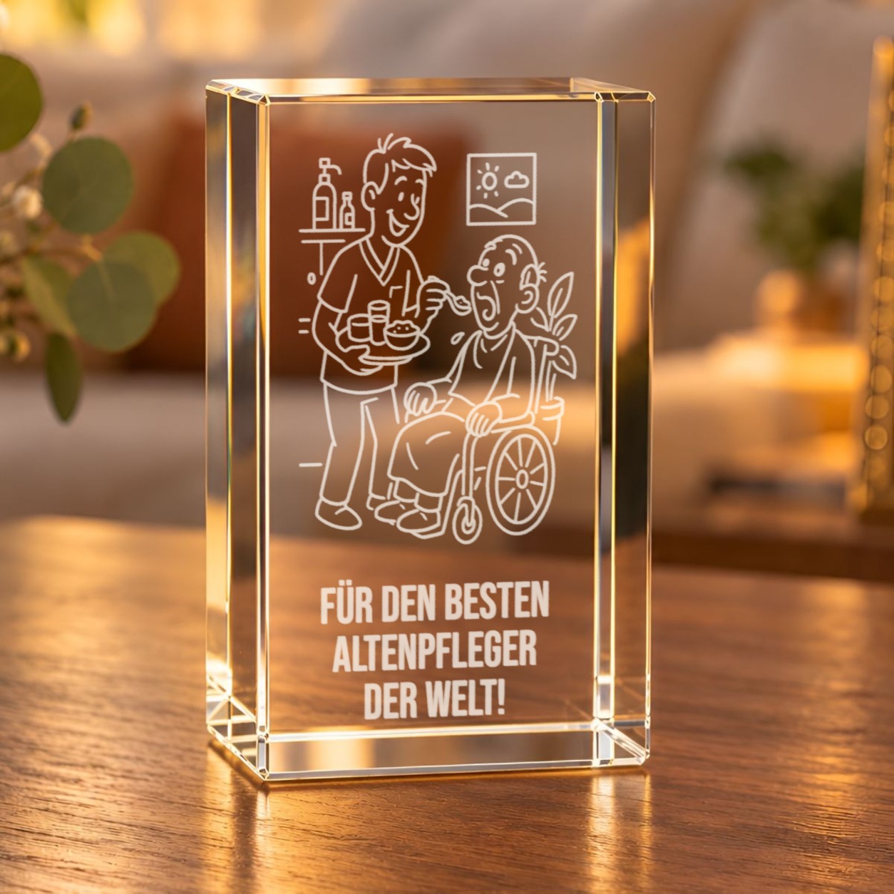 Glaskristall Altenpfleger mit 3D-Laserinnengravur eines Pflegers mit Mann im Rollstuhl, auf einem Holztisch im Wohnzimmer