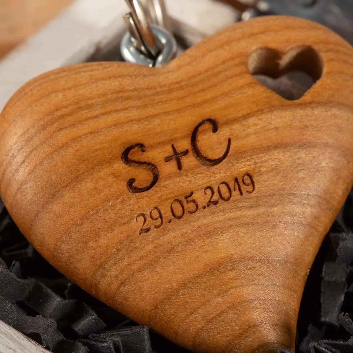 Holz Schlüsselanhänger "Herz in Herz" mit Gravur - personalisiert