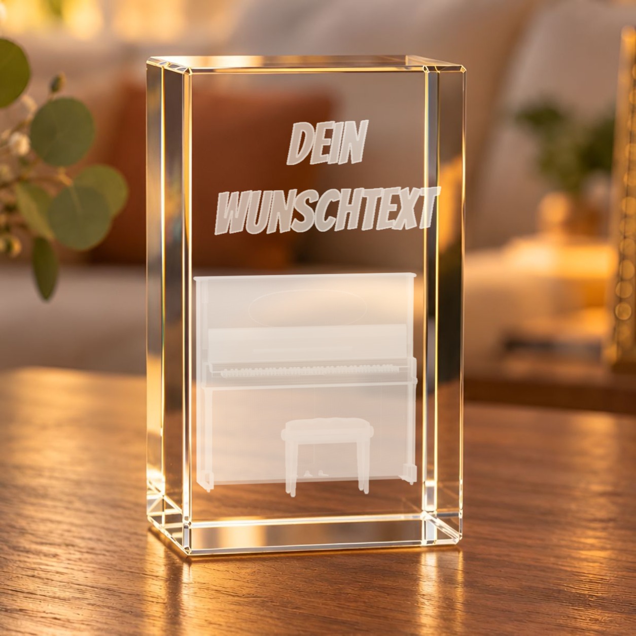 3D-Glaskristall Klavier mit Wunschtext, Glasquader mit Laser-Innengravur eines Klaviers auf einem Holztisch im Wohnzimmer