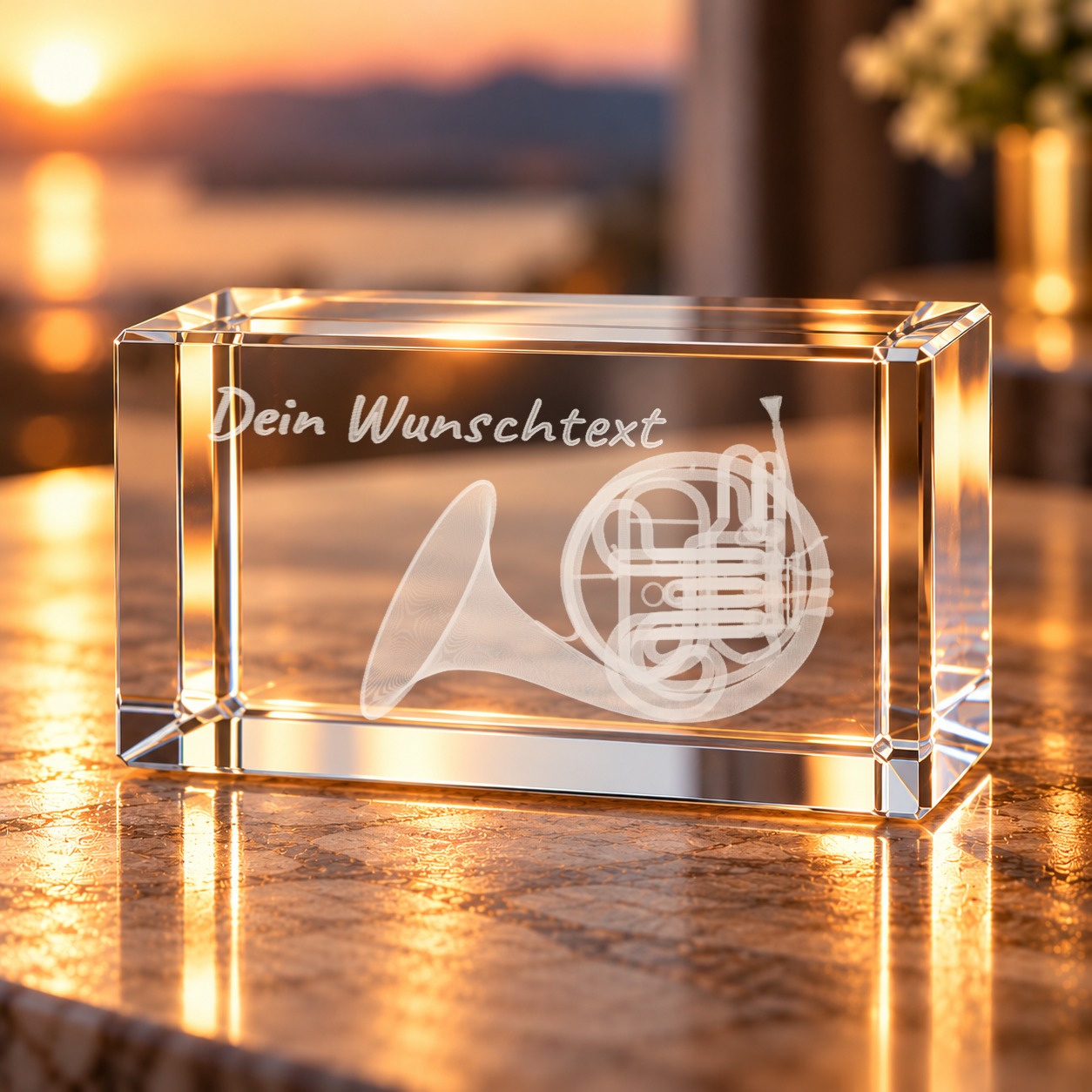 3D-Glaskristall Waldhorn mit Wunschtext, Glasquader mit Laserinnengravur auf einem Tisch im Wohnraum bei warmem Abendlicht