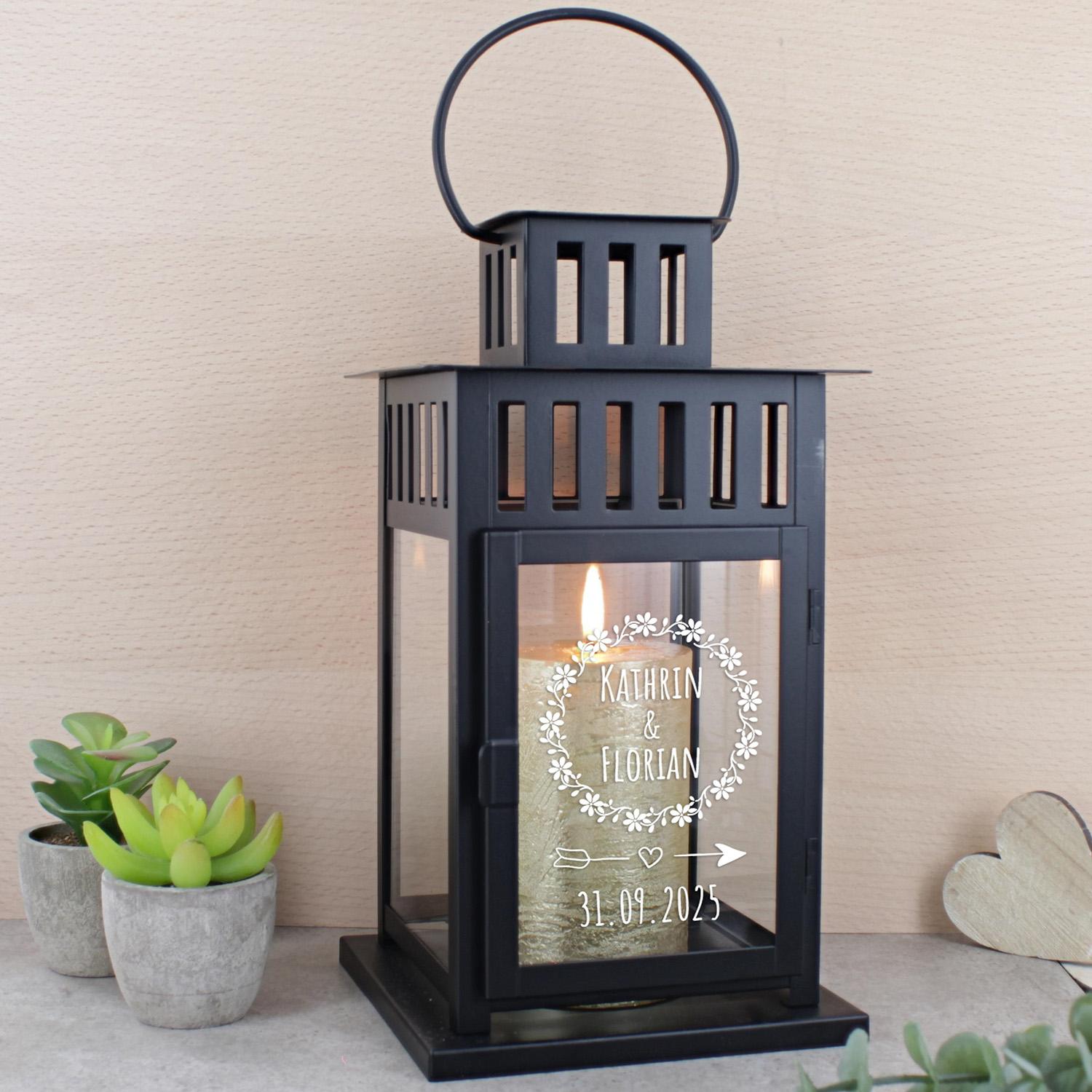 Deko-Laterne mit Gravur in Schwarz - personalisiertes Windlicht für Blockkerzen