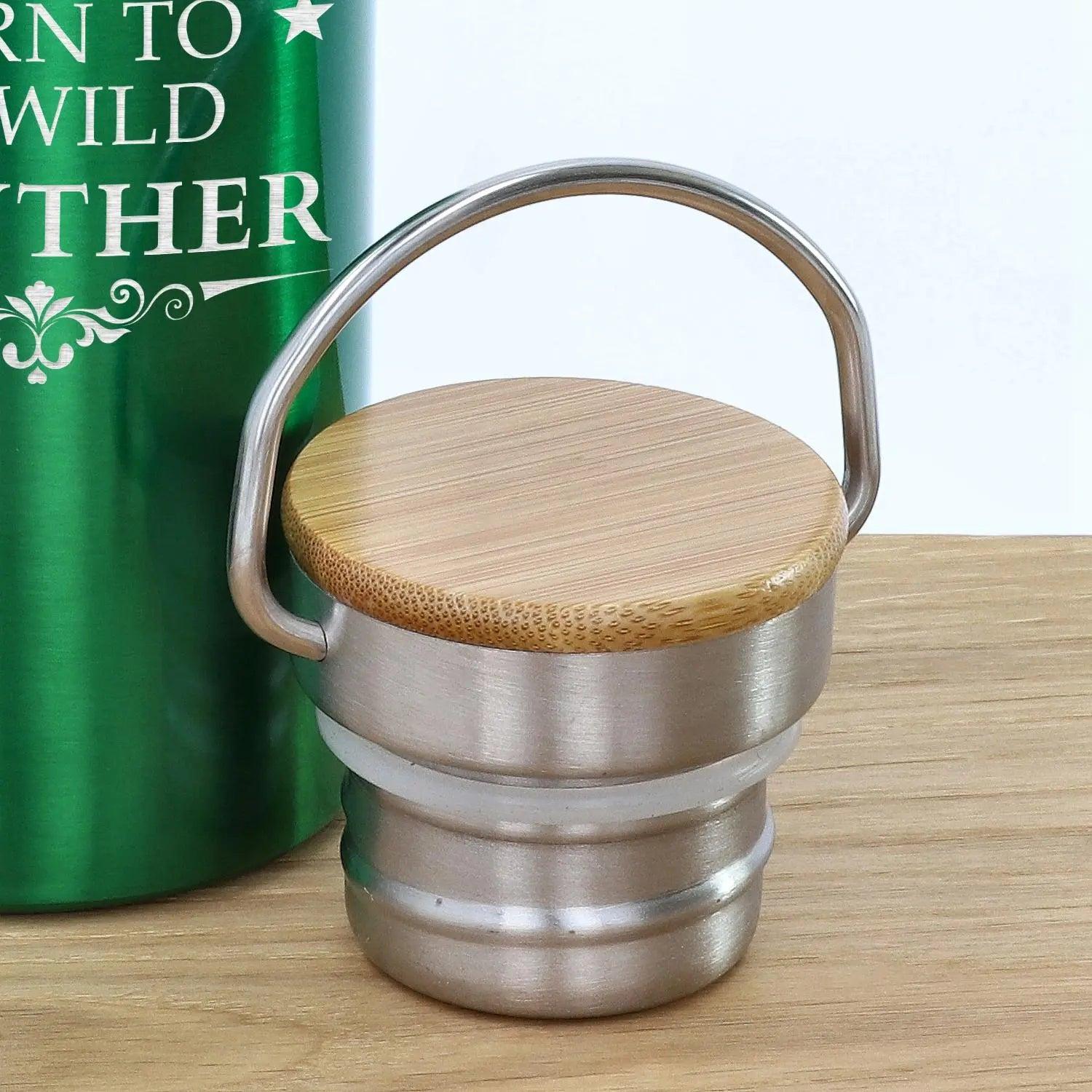 Trinkflasche personalisiert mit Bambus-Deckel in metallic grün (500ml)