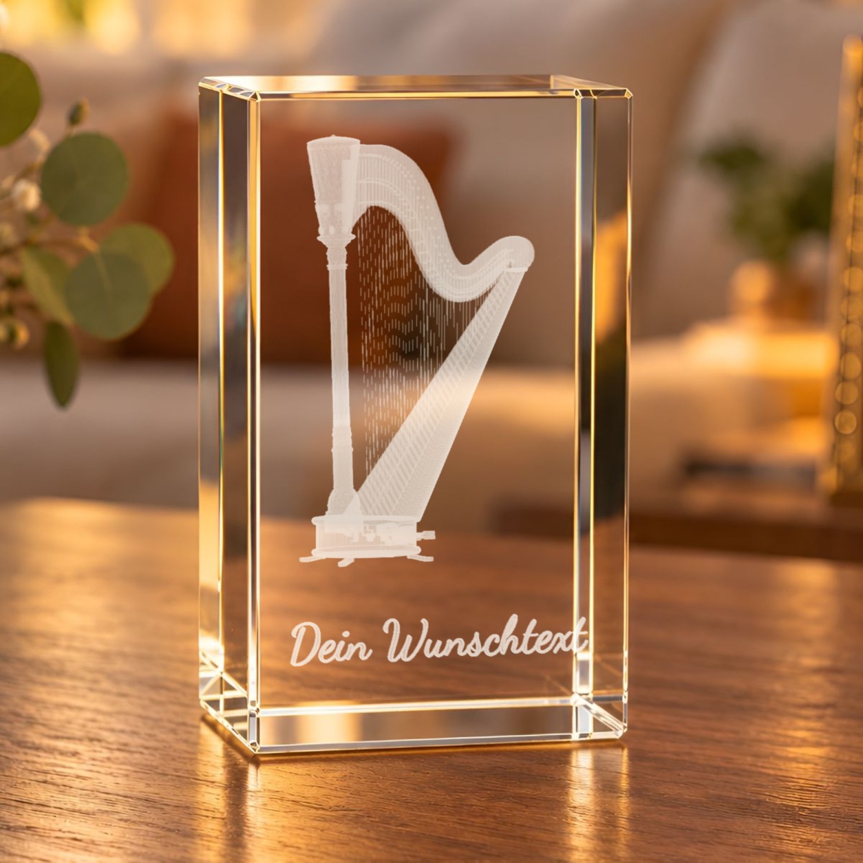 3D-Glaskristall Harfe mit Wunschtext auf einem Holztisch im warm beleuchteten Wohnzimmer