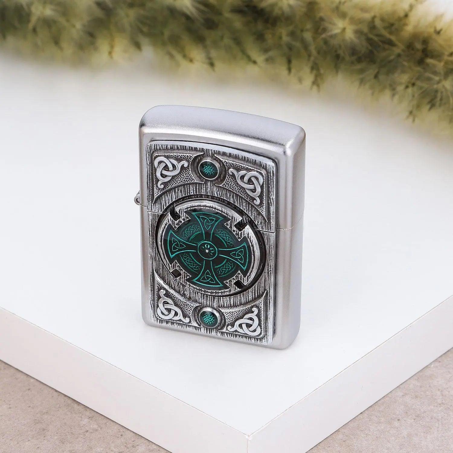 Premium Zippo Celtic Green Cross mit Gravur - originales Benzinfeuerzeug