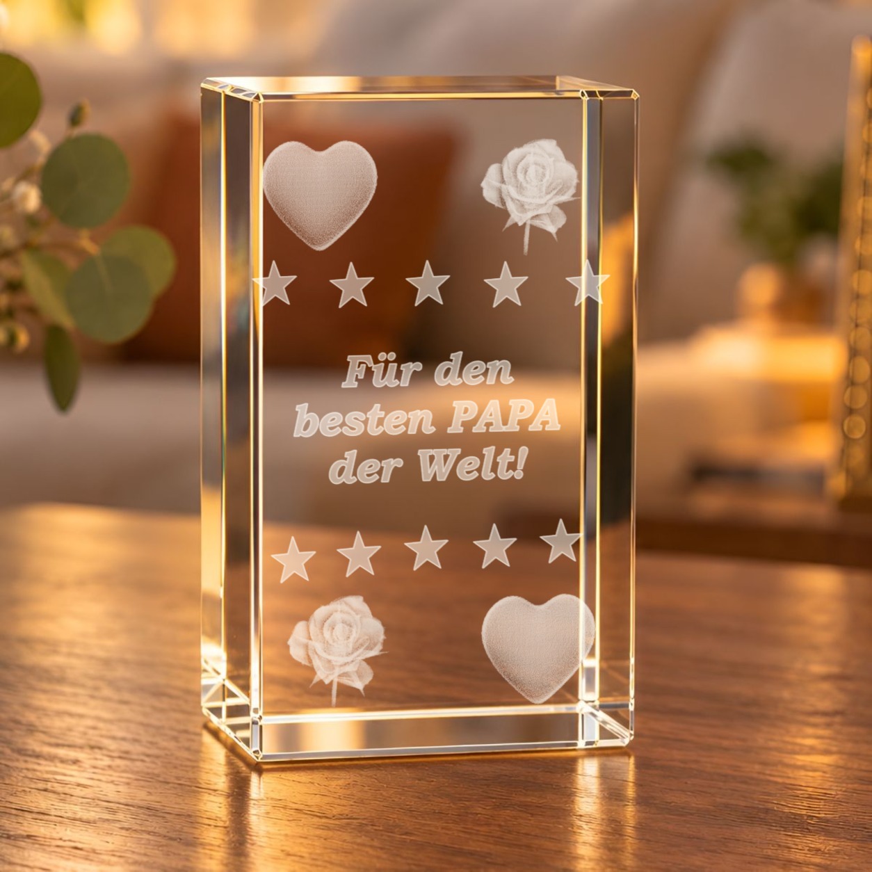 Glaskristall für Papa mit Rosen, Herzen, Sternen und dem Schriftzug „Für den besten PAPA der Welt!“ auf einem Holztisch im Wohnzimmer