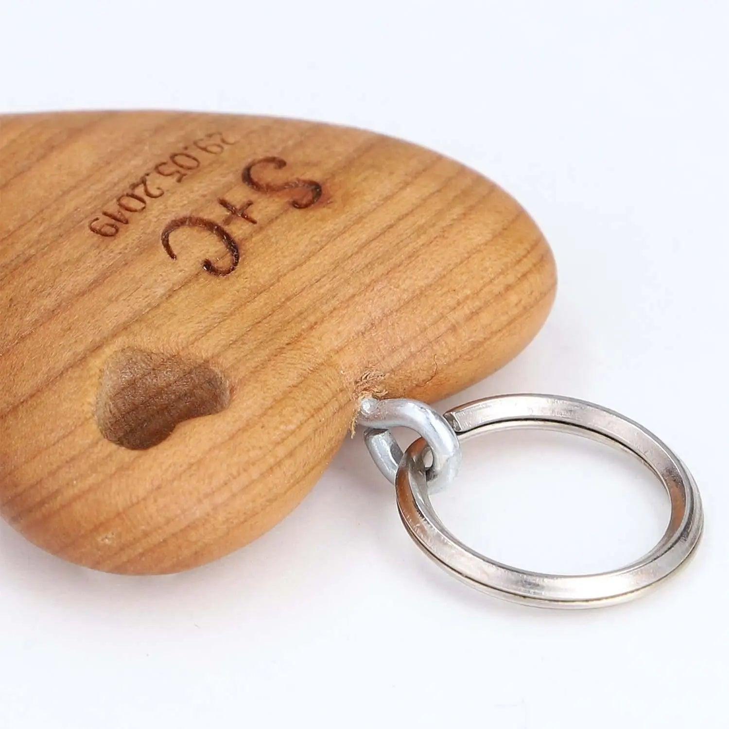 Holz Schlüsselanhänger "Herz in Herz" mit Gravur - personalisiert