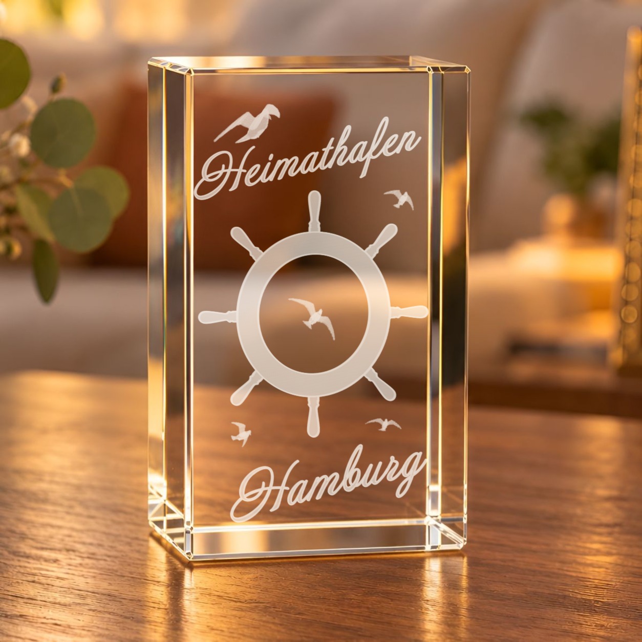 Glaskristall Hamburg mit Steuerrad und Schriftzug Heimathafen, warm beleuchtet auf einem Holztisch im Wohnzimmer