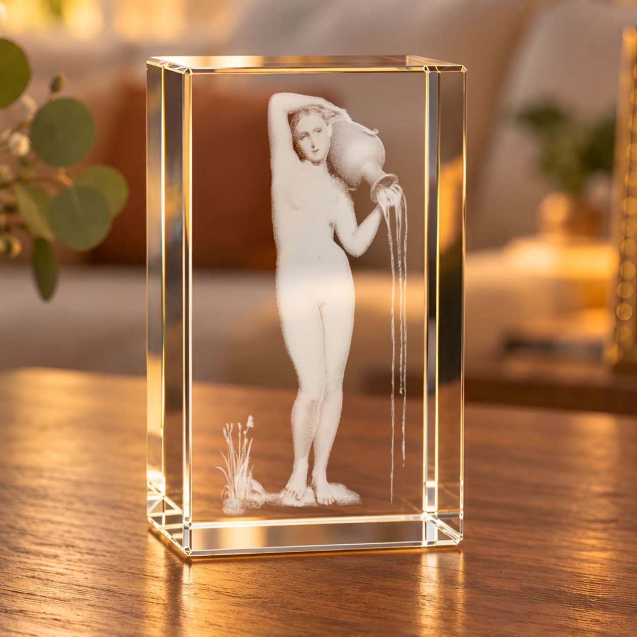 3D-Glaskristall Die Quelle von Ingres mit Laserinnengravur einer Frau mit Krug auf einem Holztisch im Wohnzimmer