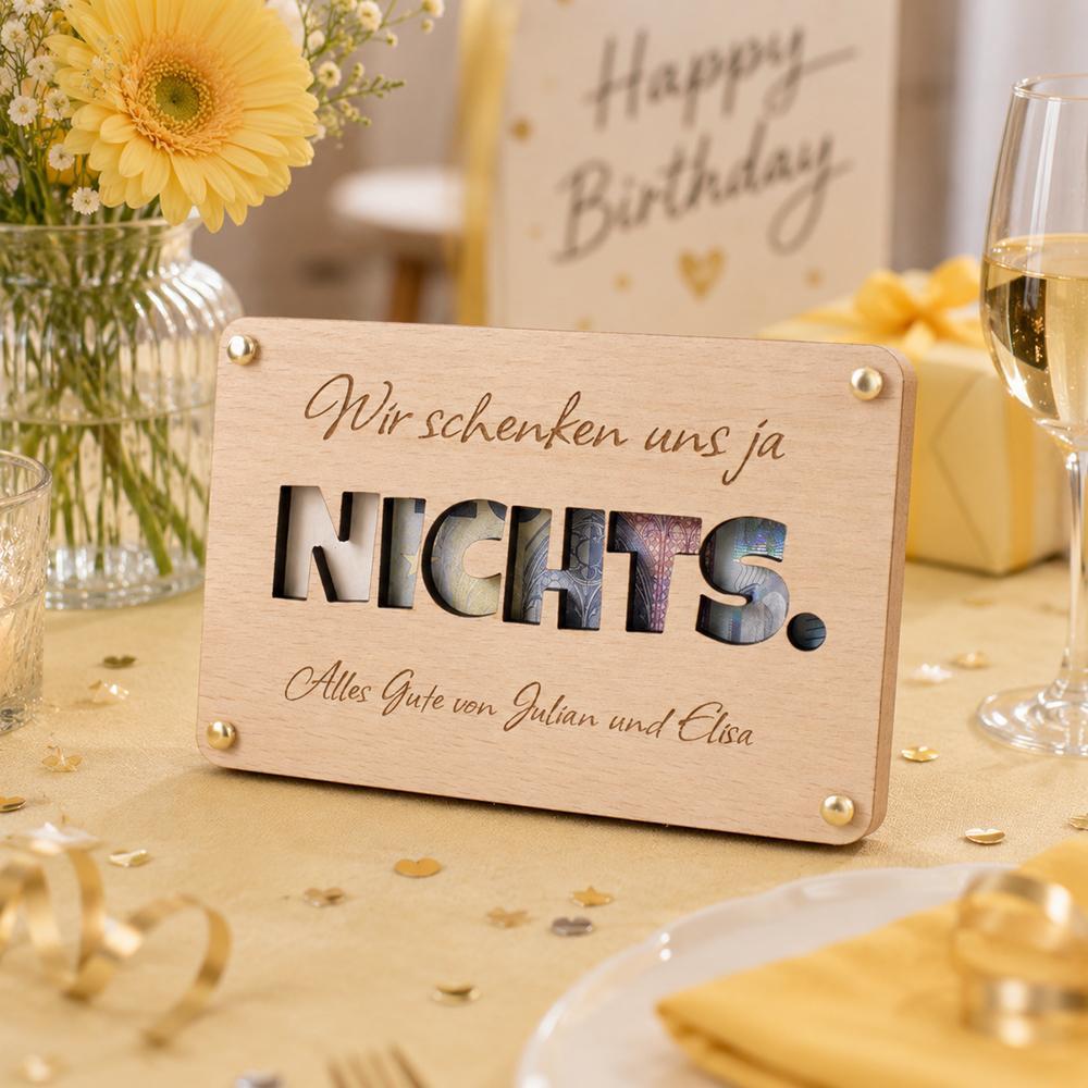 Geldgeschenk "Wir schenken uns ja nichts" aus Holz - Personalisierte Geschenkverpackung mit Wunschtext
