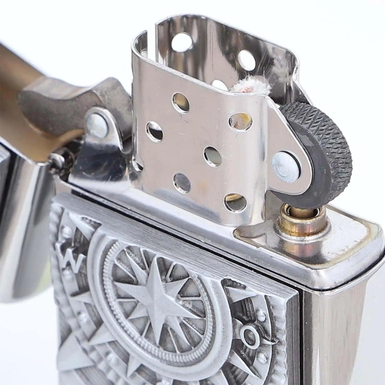 Premium Zippo Kompass mit Gravur - originales windfestes Benzinfeuerzeug