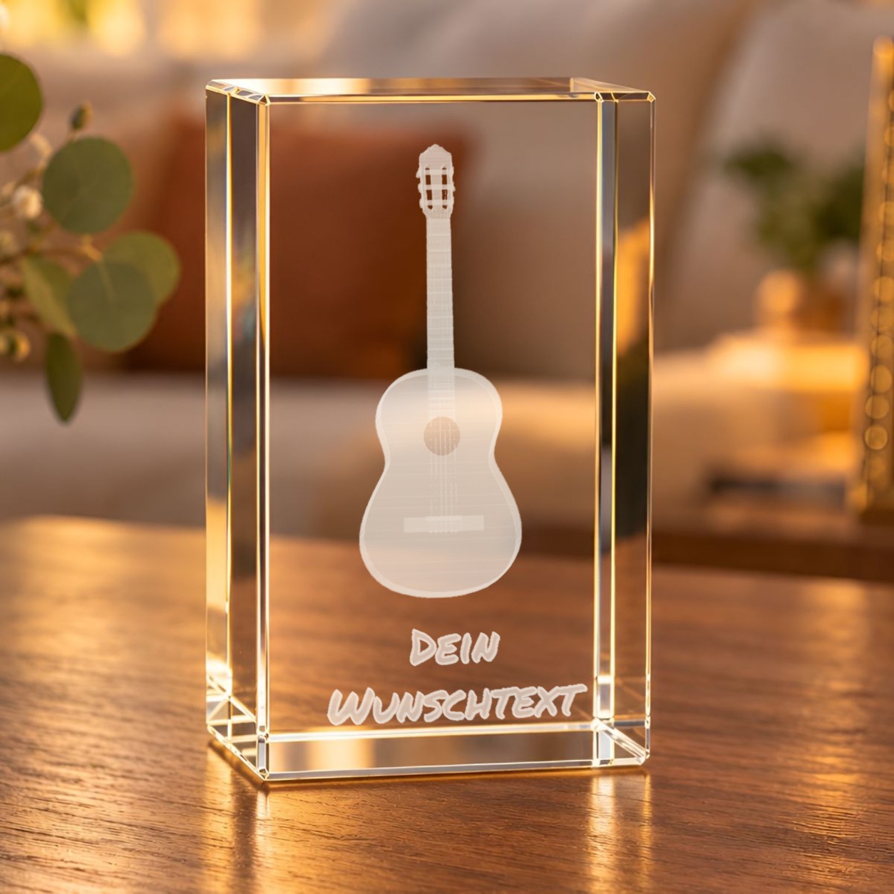 3D-Glaskristall Gitarre mit Wunschtext: Glasquader mit gravierter Konzertgitarre auf einem Holztisch im Wohnzimmer