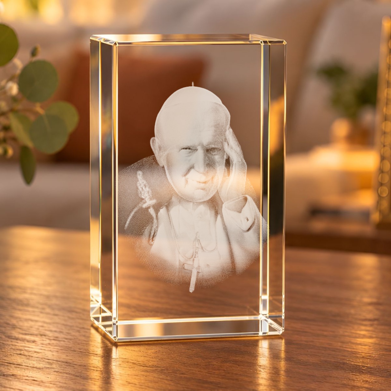 Glaskristall Papst Johannes Paul II mit 3D-Innengravur auf einem Holztisch im Wohnzimmer