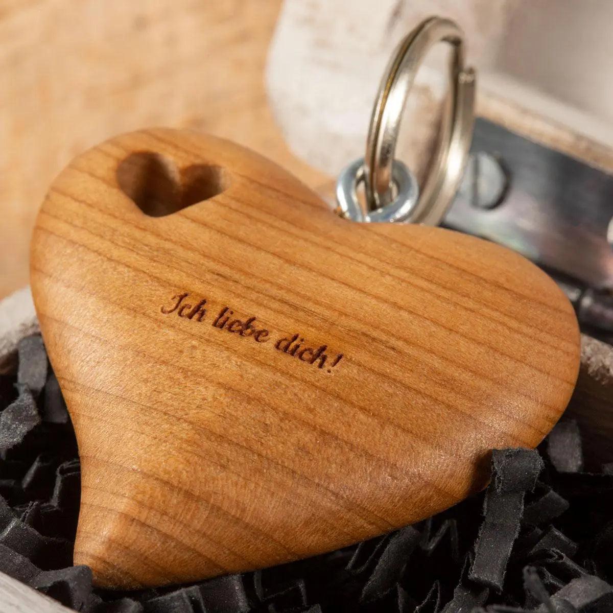 Holz Schlüsselanhänger "Herz in Herz" mit Gravur - personalisiert