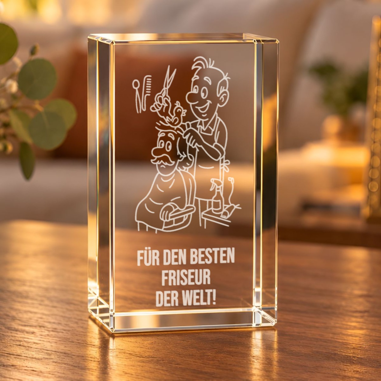 Glaskristall Friseur mit 3D-Laserinnengravur eines Friseurs bei der Arbeit und der Widmung „Für den besten Friseur der Welt!“ auf einem Holztisch im Wohnraum