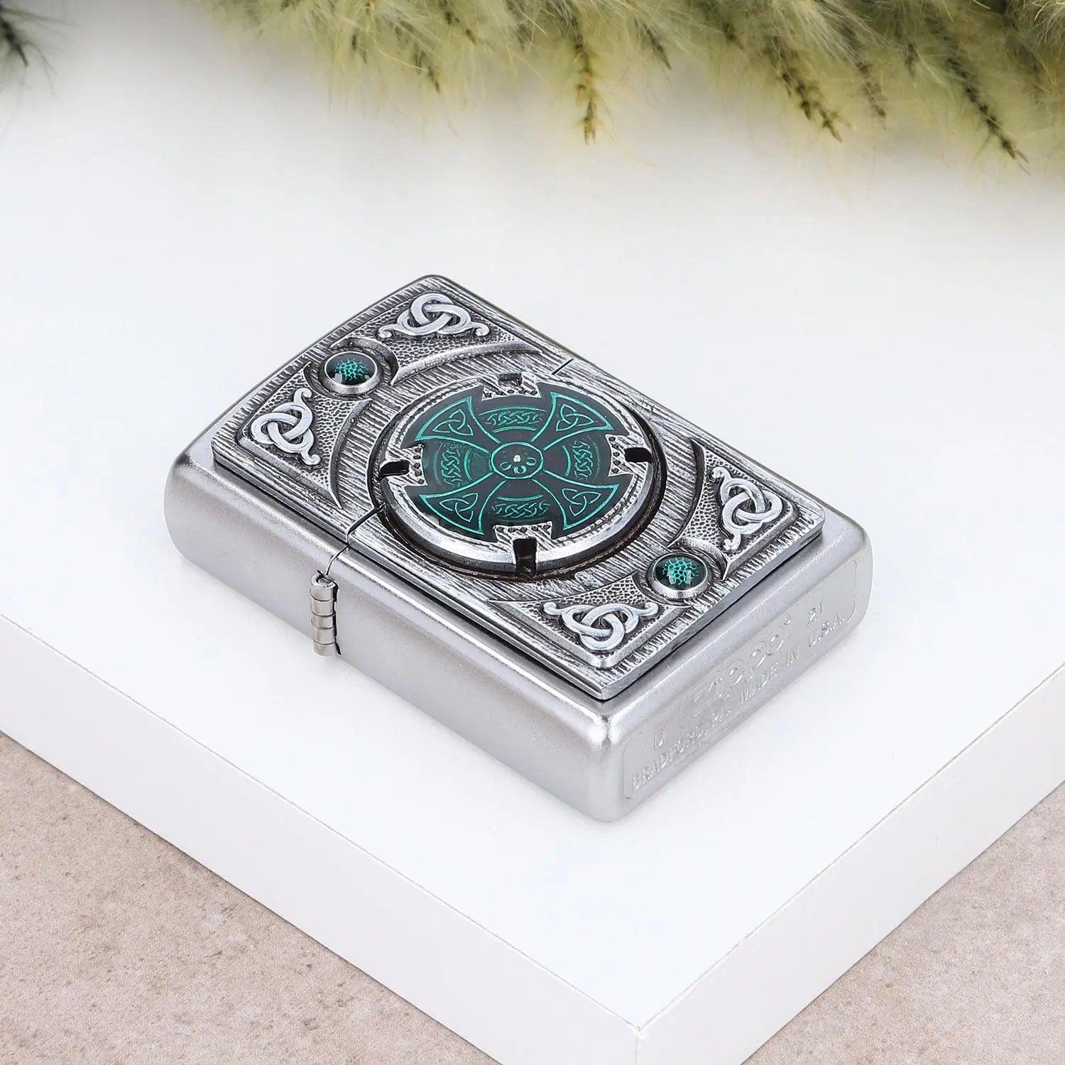 Premium Zippo Celtic Green Cross mit Gravur - originales Benzinfeuerzeug