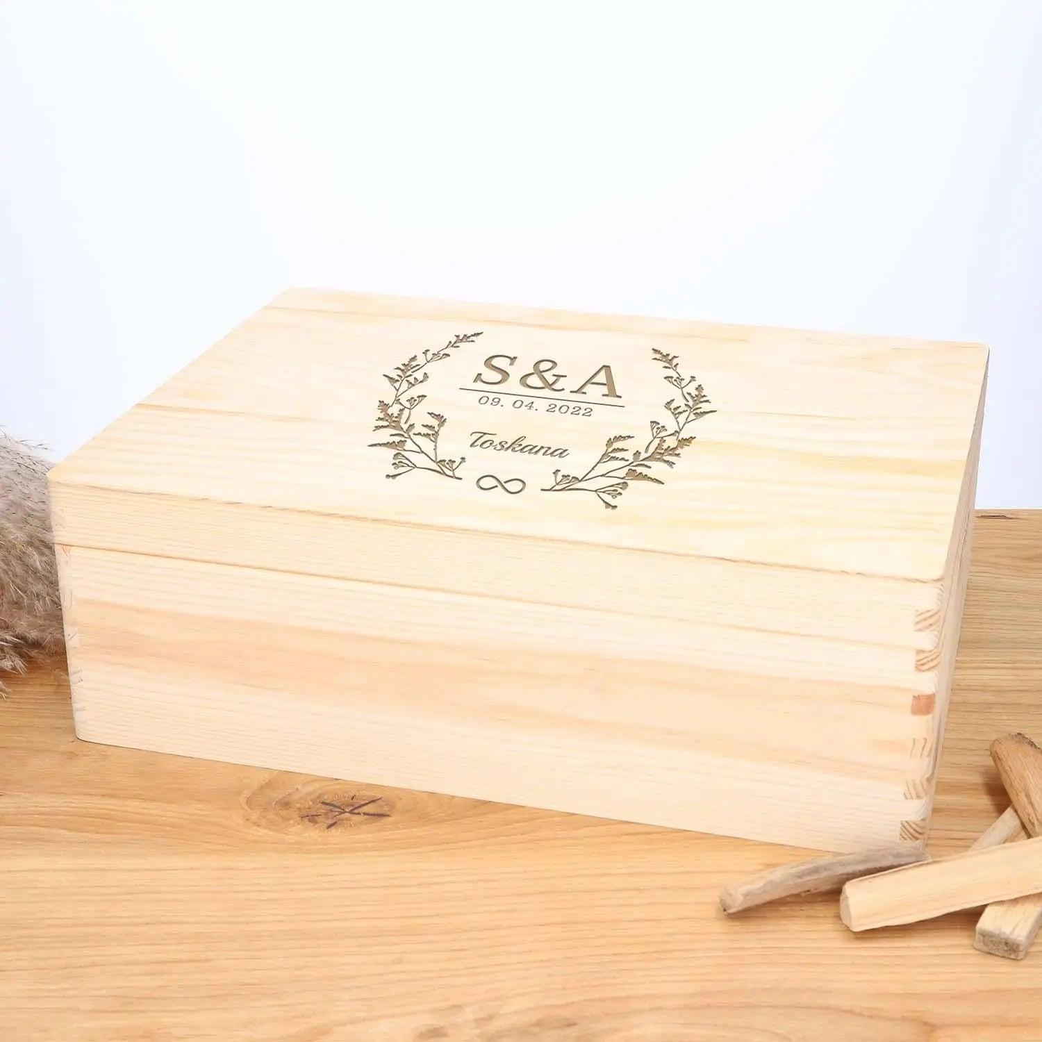 Große Allzweckkiste aus Kiefernholz mit Gravur - personalisierte Holzkiste