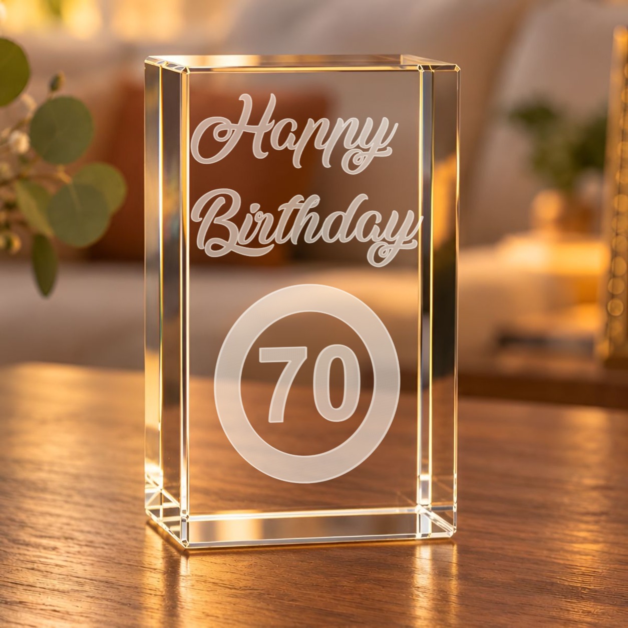 Glaskristall Happy Birthday mit Laserinnengravur „Happy Birthday“ und 70 im Geschwindigkeitsschild, auf einem Holztisch im Wohnraum