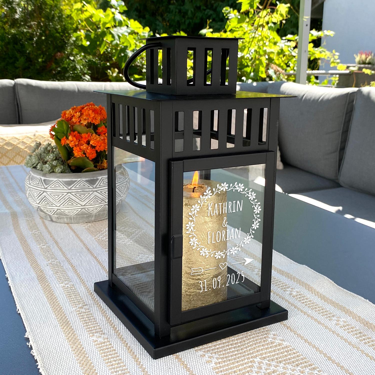 Deko-Laterne mit Gravur in Schwarz - personalisiertes Windlicht für Blockkerzen