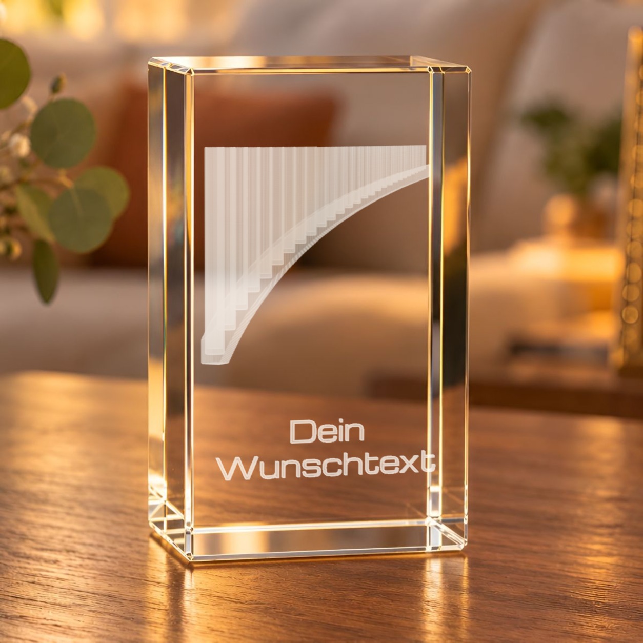 Glaskristall Panflöte mit 3D-Laserinnengravur und Wunschtext auf einem Holztisch im Wohnzimmer