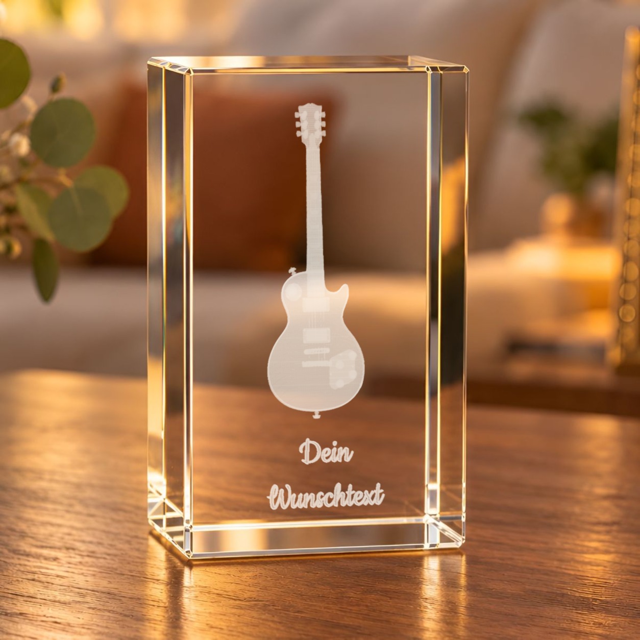Glaskristall Gitarre: Glasquader mit gravierter E-Gitarre und Wunschtext auf einem Holztisch im Wohnzimmer