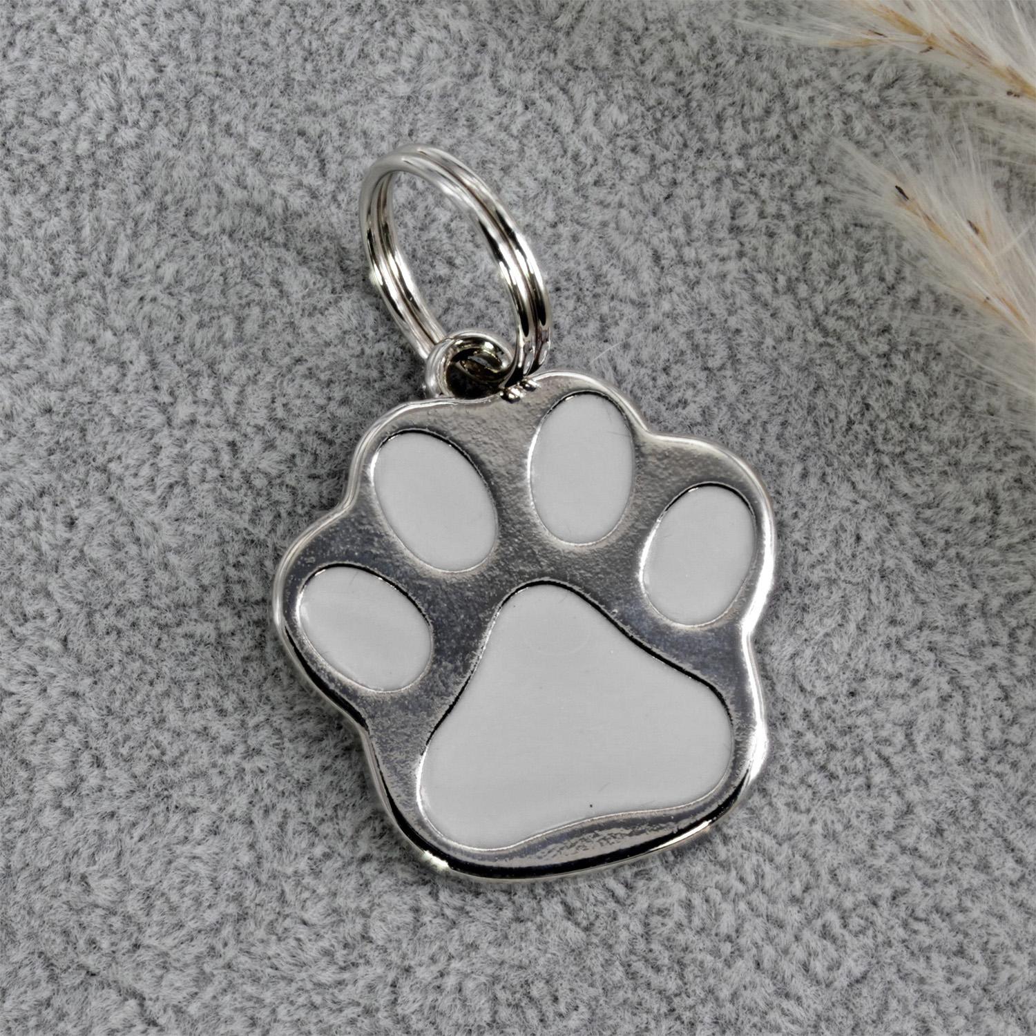 Hundemarke Pfote mit Gravur in Weiß - personalisierte Tiermarke