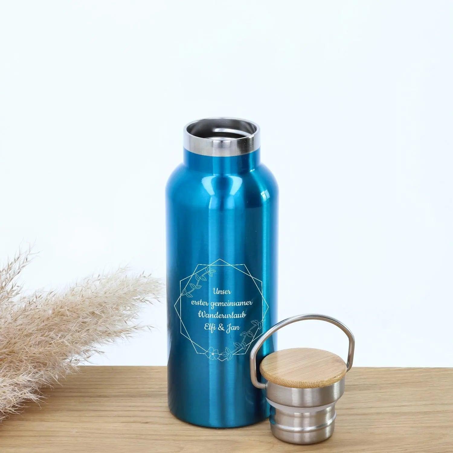 Trinkflasche personalisiert mit Bambus-Deckel in metallic hellblau (500 ml)