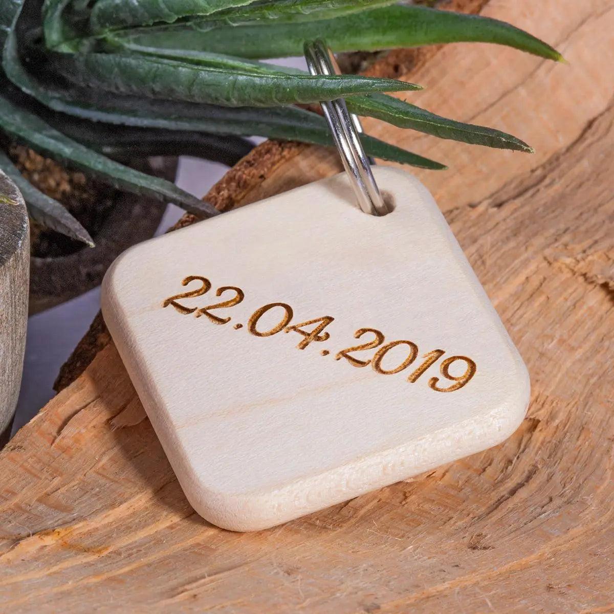 Holz Schlüsselanhänger mit Gravur aus Ahorn - personalisiert
