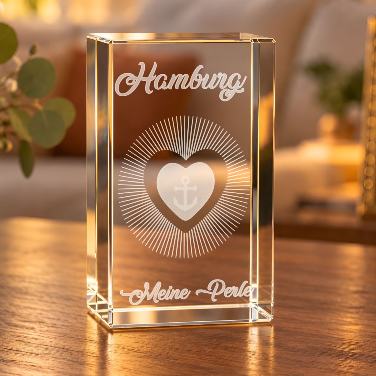 Glaskristall Hamburg mit Herz, Anker und Strahlenkranz auf einem Holztisch im Wohnzimmer