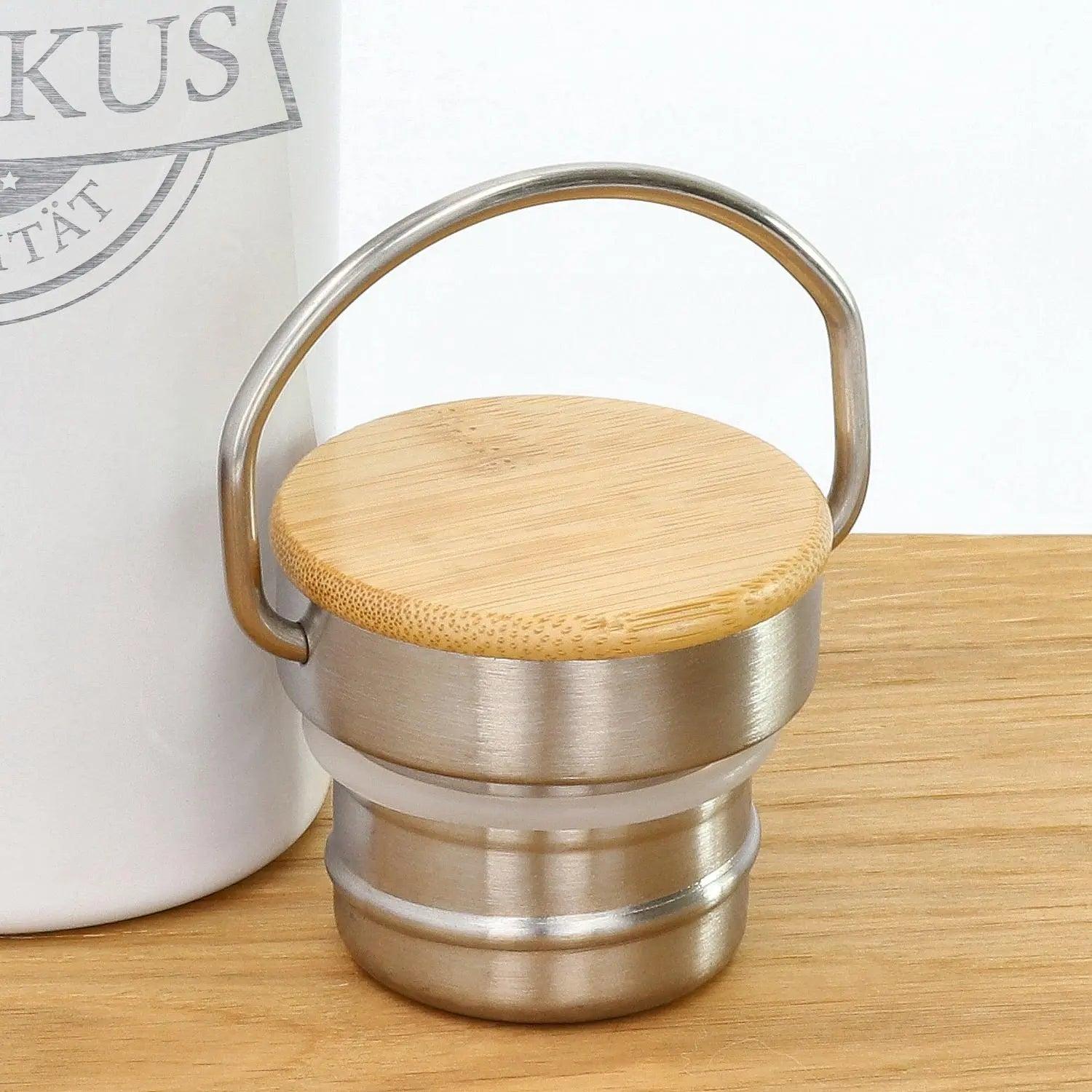 Trinkflasche personalisiert mit Bambus-Deckel in metallic weiß (500 ml)
