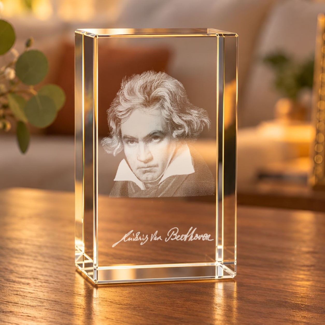 3D-Glaskristall Beethoven mit Porträt und Autogramm auf einem Holztisch im warm beleuchteten Wohnzimmer