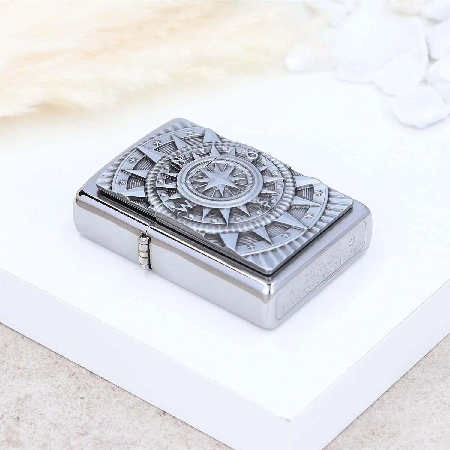Premium Zippo Kompass mit Gravur - originales windfestes Benzinfeuerzeug