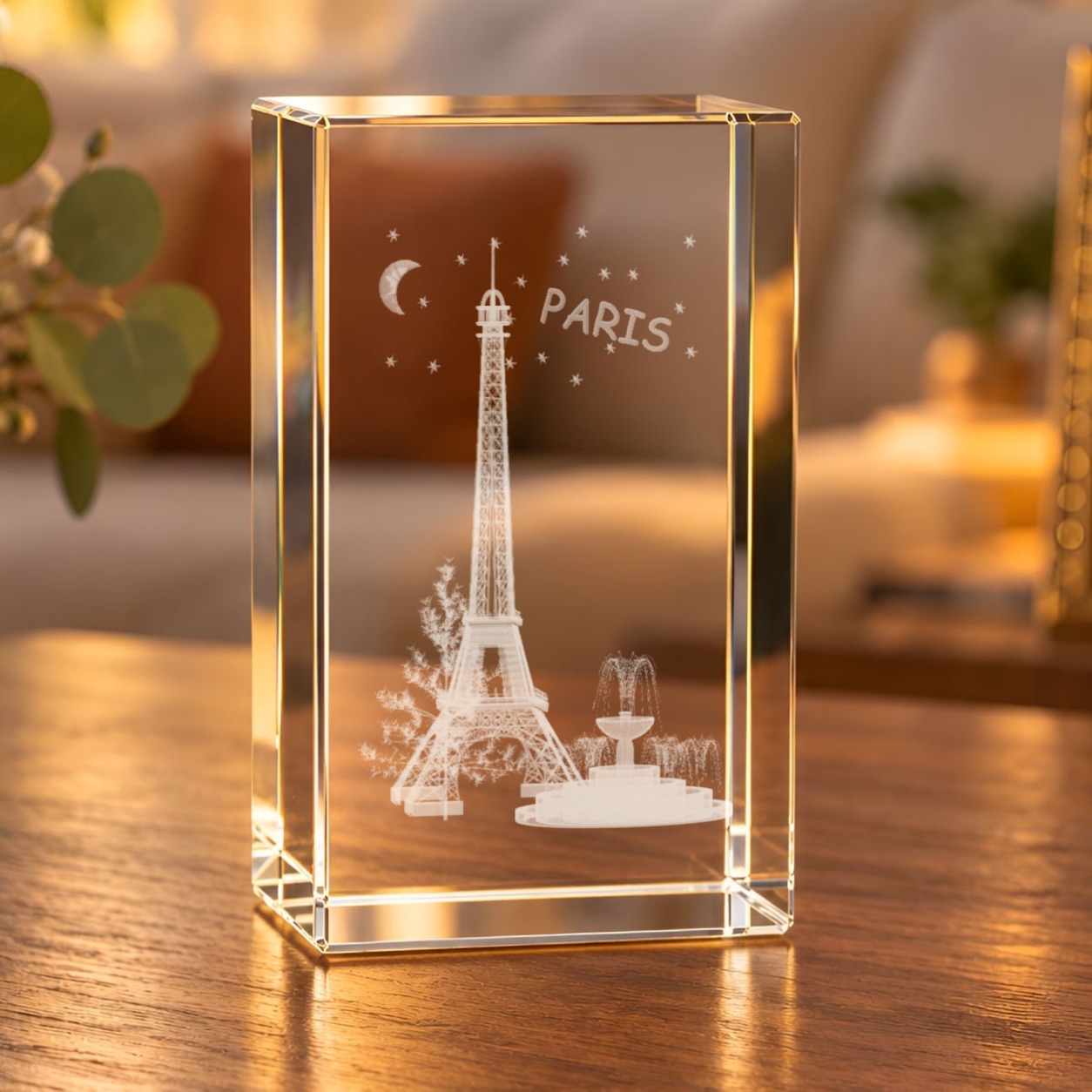 Glaskristall Eiffelturm mit 3D-Laserinnengravur auf einem Holztisch im Wohnzimmer