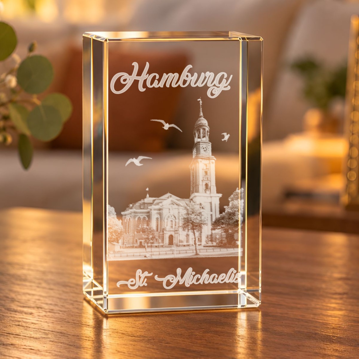 Glaskristall Hamburger Michel mit 3D-Laserinnengravur der Kirche St. Michaelis und Möwen, auf einem Holztisch im Wohnraum