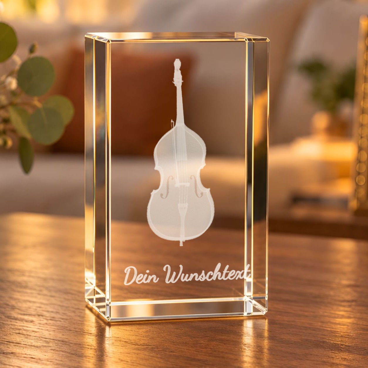 Glaskristall Kontrabass mit Wunschtext als 3D-Laser-Innengravur auf einem Holztisch im Wohnzimmer