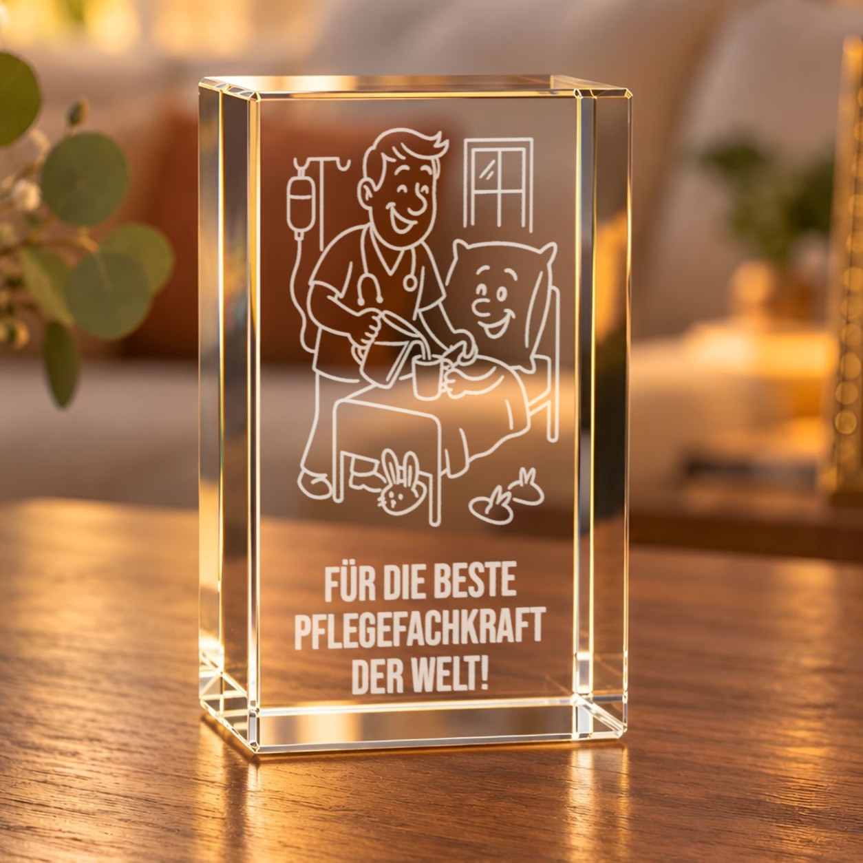 Glaskristall Pflegefachkraft: Glasquader mit gravierter Pflegeszene und Spruch auf einem Holztisch im Wohnraum