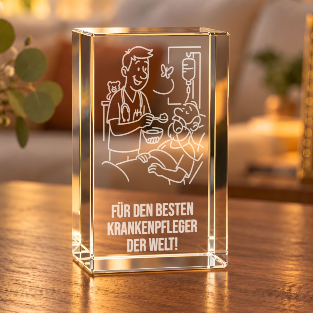 Glaskristall Krankenpfleger mit 3D-Innengravur auf einem Holztisch im Wohnzimmer, im warmen Licht