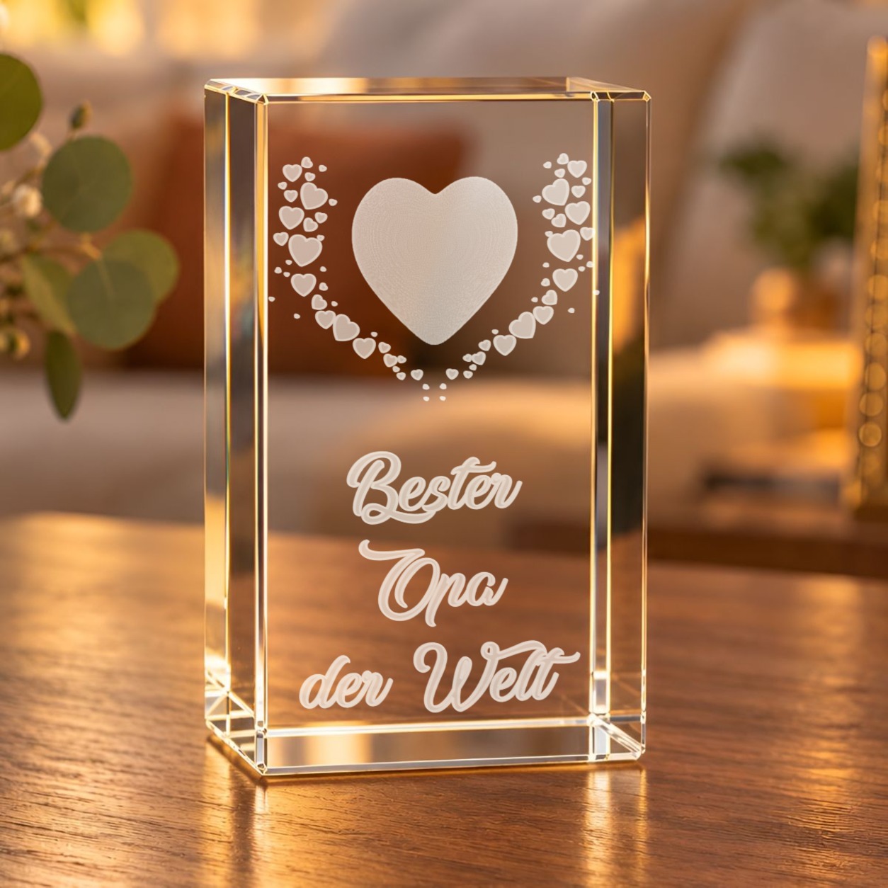 Glaskristall Bester Opa der Welt mit gravierten Herzen auf einem Holztisch im Wohnzimmer